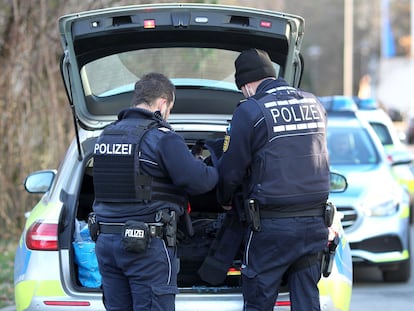 Agentes de policía en el campus de la Universidad de Heidelberg, tras el ataque de este lunes.