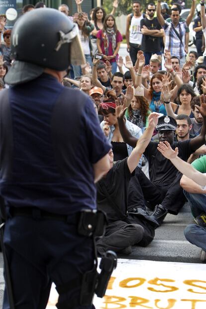 Grupos de <i>indignados</i> se concentraron ayer ante las Cortes y ante la sede del PSPV.