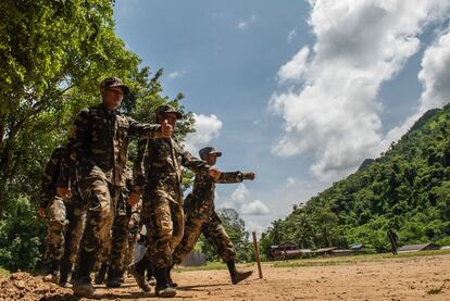 Un grupo de reclutas de las fuerzas democráticas desfila durante uno de sus entrenamientos.