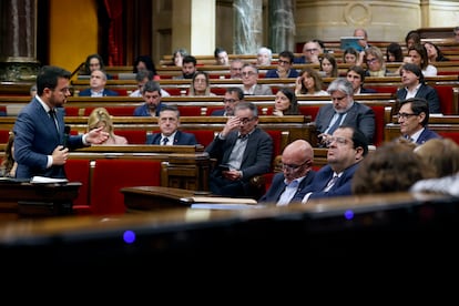 El presidente de la Generalitat, Pere Aragonès, contesta al líder del PSC, Salvador Illa (a la derecha), en un momento este miércoles de la sesión de control.