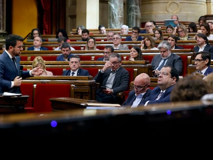 El presidente de la Generalitat, Pere Aragonès, contesta al líder del PSC, Salvador Illa (a la derecha), en un momento este miércoles de la sesión de control.