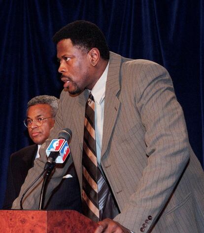 Patrick Ewing durante una rueda de prensa como presidente de la Asociación de jugadores de la NBA tras su reunión con Billy Hunter, director de la NBA, que terminó con un acuerdo para salvar la temporada 1998-1999.