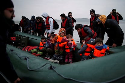 Un grupo de más de 40 migrantes con niños se suben a un bote inflable, al salir de la costa del norte de Francia para cruzar el canal de la Mancha, cerca de Wimereux, Francia.