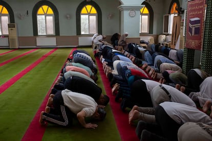 La mezquita de Hayia Turan en Reihanly acoge a creyentes sirios en el rezo de la oración, que se hace en árabe en vez de en turco.