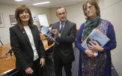 Lide Amilibia, el consejero Ángel Toña y Marije Goikoetxea, durante la presentación de un estudio de la Universidad de Deusto.