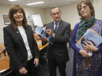 Lide Amilibia, el consejero Ángel Toña y Marije Goikoetxea, durante la presentación de un estudio de la Universidad de Deusto.