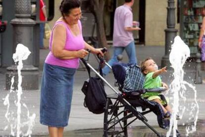 En la imagen, un niño se acerca a una fuente de Córdoba. En esta ciudad se espera que la temperatura alcance 41 grados.