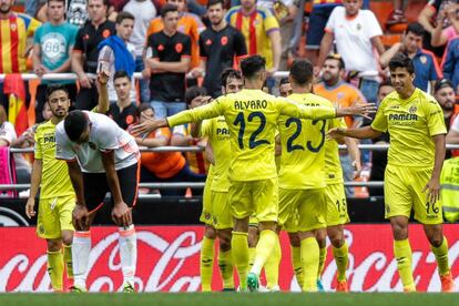 Los jugadores del Villarreal celebran un gol al Valencia.