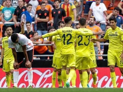Los jugadores del Villarreal celebran un gol al Valencia.