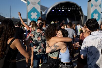 Dos chicas se abrazan durante el concierto de Joan Garriga en el festival Crüilla, este sábado.