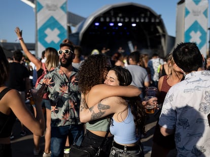 Dos chicas se abrazan durante el concierto de Joan Garriga en el festival Crüilla, este sábado.