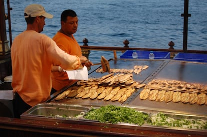 Cocineros preparan el 'balik ekmek' en una barcaza a orillas del Cuerno de Oro.