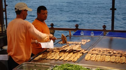 Cocineros preparan el 'balik ekmek' en una barcaza a orillas del Cuerno de Oro.