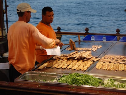 Cocineros preparan el 'balik ekmek' en una barcaza a orillas del Cuerno de Oro.