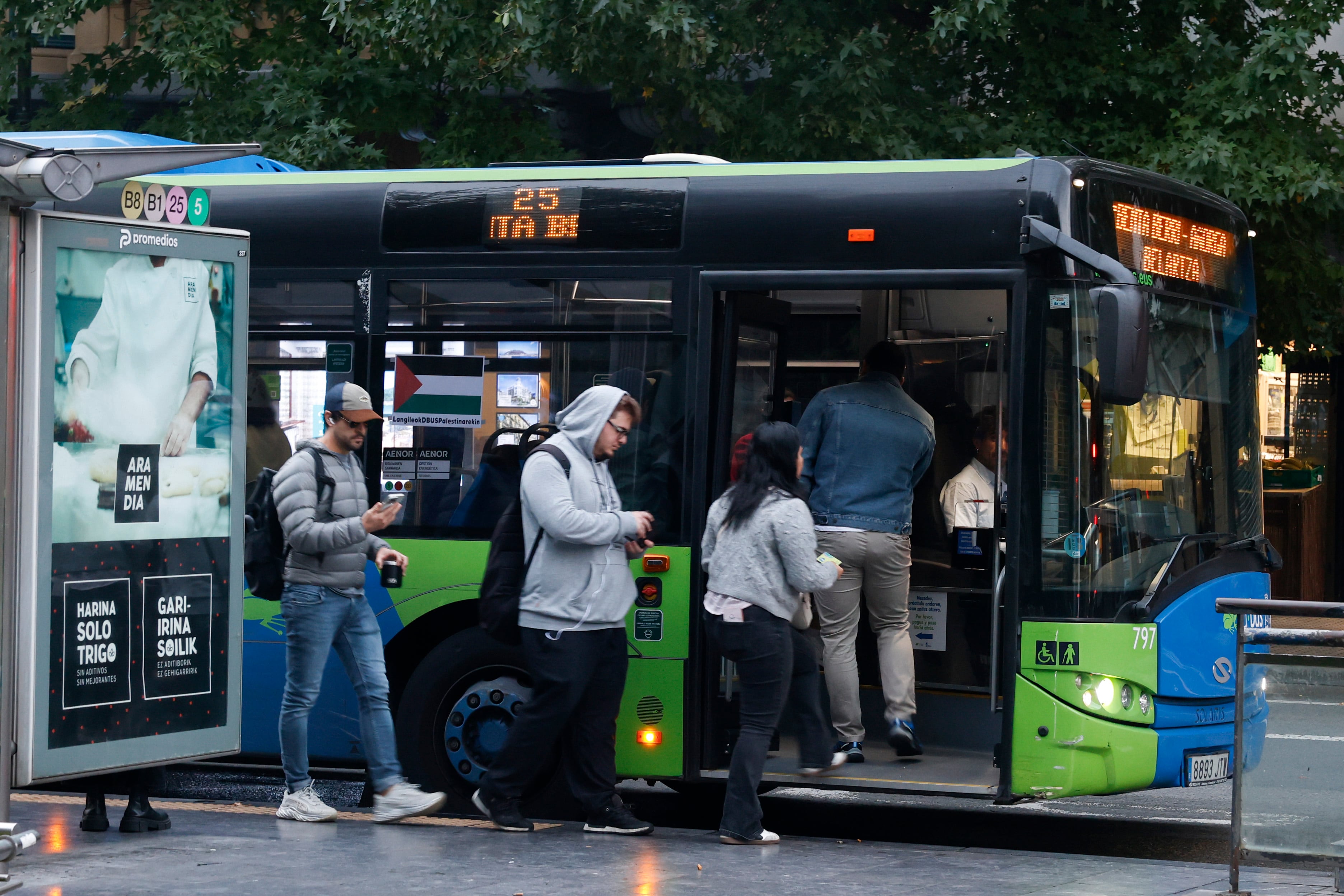 Varias personas suben a un autobús en San Sebastián este miércoles.