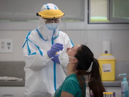 Un sanitario realiza una prueba PCR a una paciente en Barcelona.