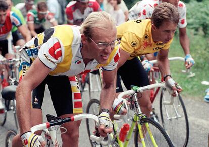 Laurent Fignon, a la izquierda, asciende un puerto de montaña durante la décima etapa del Tour de Francia de 1989, en pleno duelo con el ciclista americano Greg LeMond.