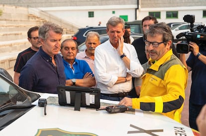 El presidente del Partido Popular, Alberto Núñez Feijóo (a la izquierda), visita el puesto de control de mando avanzado de extinción de incendios de Chandrexa de Queixa (Ourense) junto al presidente de la Xunta de Galicia, Alfonso Rueda, el día 13 de agosto, en una imagen del partido.