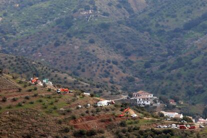 A general view of the rescue efforts taking place in Totalán.