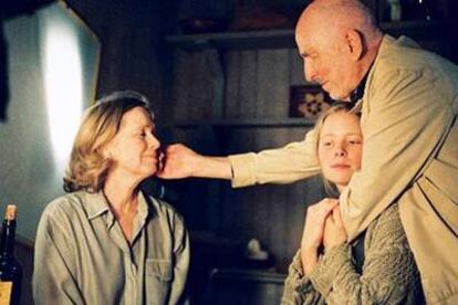 El cineasta Ingmar Bergman acaricia el rostro de Liv Ullman y abraza a Julia Dufvenius durante le rodaje de Saraband