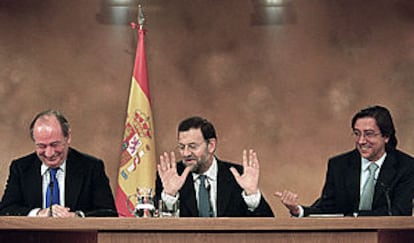 Rodrigo Rato, Mariano Rajoy y Pío Cabanillas se ríen durante la rueda de prensa del Consejo.