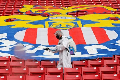 Un empleado desinfecta las sillas del estadio Akron, previo al juego Chivas vs León, correspondiente a la primera jornada del torneo Guardianes 2020, en Guadalajara, Jalisco (México). México ha alcanzado los 43.000 fallecidos por la pandemia del coronavirus al registrar 729 decesos en el último día, según el último balance ofrecido por el Ministerio de Salud.