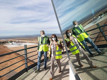 El consejero de Política Territorial, Arcadi España, y la directora del aeropuerto de Castellón, Blanca Marín, este lunes, junto a la nueva plataforma industrial.