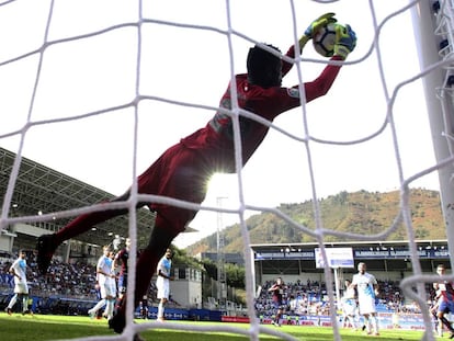 El portero del Deportivo, Francis Uzoho, detiene un lanzamiento del Eibar.