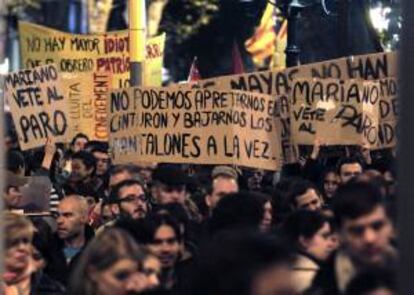 Decenas de miles de personas manifestándose en el centro de Barcelona contra los recortes. EFE/Archivo