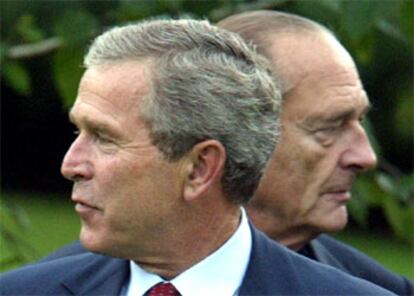El encuentro más esperado: los presidentes del Francia, Jacques Chirac, y de EE UU, George W. Bush, se han encontrado por primera vez desde la crisis de Irak que distanció a ambos países. De momento, al menos en la foto, siguen mirando en direcciones opuestas.