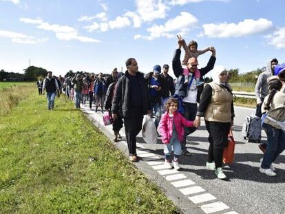 Refugiados Sirios se dirigen a pie a Dinamarca en 2019.