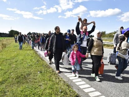 Refugiados Sirios se dirigen a pie a Dinamarca.