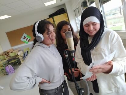 Tres alumnas de primero de ESO del IES Castejón graban su párrafo contra el racismo.