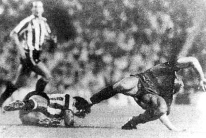 Goikoetxea lesiona a Maradona en un partido entre el Athletic y el Barcelona en 1983.