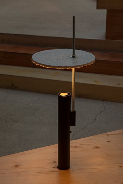 Lámparas móviles y recargables para iluminar las mesas, un diseño de Andreu Carulla hecho con materiales reciclados.