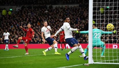 Firmino marca el 0-1 al Tottenham. 