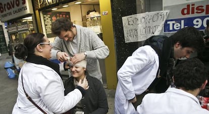 Los médicos residentes ofrecen talleres de medicina en la calle Preciados.