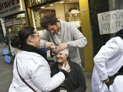 Los médicos residentes ofrecen talleres de medicina en la calle Preciados.