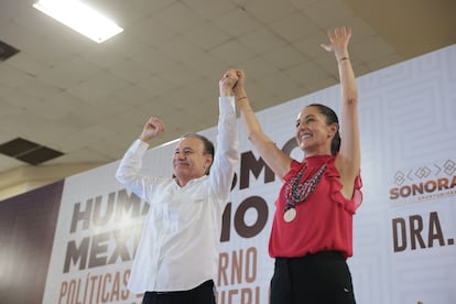 El gobernador de Sonora y Claudia Sheinbaum saludan durante una conferencia magistral en Hermosillo, en mayo de 2023. 