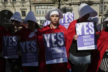 Voluntarias del colectivo ROSA (derchos reproductivos, contra la opresión el sexismo y la austeridad) se manifiestan en Dublín en favor del aborto.