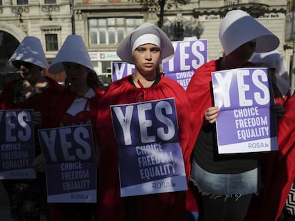 Voluntarias del colectivo ROSA (derchos reproductivos, contra la opresión el sexismo y la austeridad) se manifiestan en Dublín en favor del aborto. 