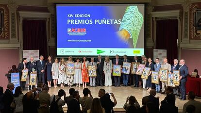 Foto de familia de los galardonados en la XIV edición de los Premios Puñetas de Acijur, celebrados el 16 de junio en el Ateneo de Madrid.