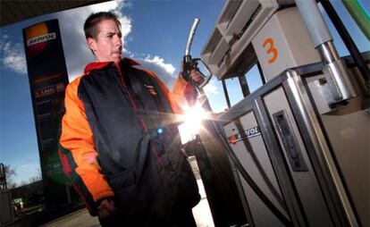 Un treballador d'una gasolinera de Repsol, a Madrid.