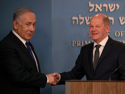 El primer ministro israelí, Benjamin Netanyahu, y el canciller alemán, Olaf Scholz, se saludan en Jerusalén, en marzo de 2024.