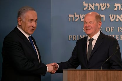 El primer ministro israelí, Benjamin Netanyahu, y el canciller alemán, Olaf Scholz, se saludan en Jerusalén, en marzo de 2024.