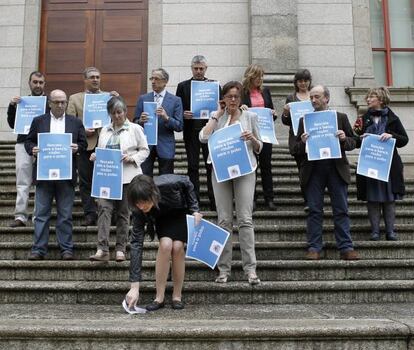 Los diputados nacionalistas se concentran ante del Parlamento en protesta contra el rescate.