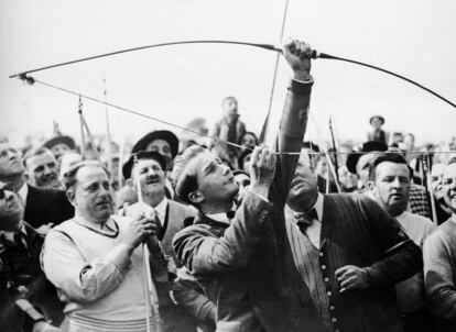 El príncipe Alberto II de Bélgica disparando una flecha de honor durante la ceremonia de inauguración de un nuevo stand de tiro con arco en Plancenoit-Waterloo, 27 de abril de 1953.
