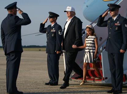El presidente Donald Trump coge de la mano a su nieta Arabella Kushner a su llegada en el Air Force One a la Base Andrews de la Fuerza Aérea, en Maryland (EE UU).