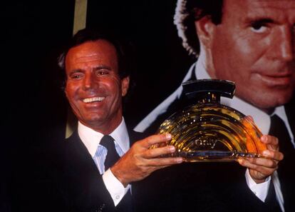 Julio Iglesias en la presentación de su perfume, Only by Julio Iglesias (1989)