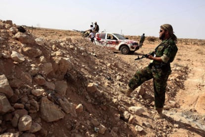 Rebeldes libios esperan entrar en combate a las puertas de Bani Walid.